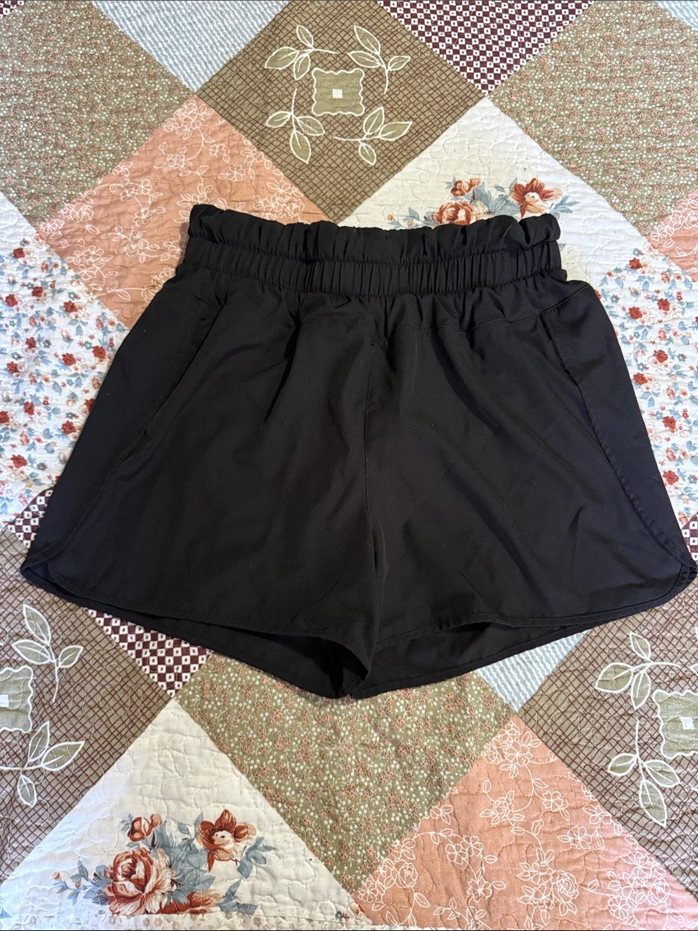 Daisy Fuentes Black Elastic-Waist Athletic Shorts women’s size large
